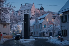 Brunnensäule vor dem Rathaus und Illertisser Schloss