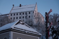 Illertisser Schloss mit Gössler-Bahnsignal im Vordergrund